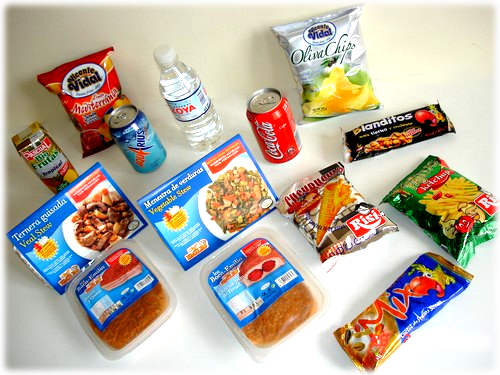 Selección de snacks, bebidas y platos preparados de primeras marcas