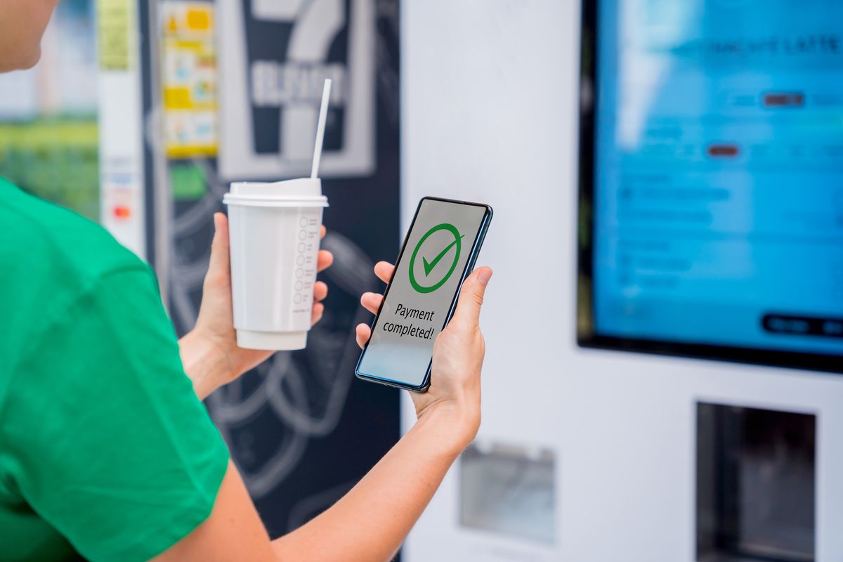 Pago con el móvil en una máquina de café
