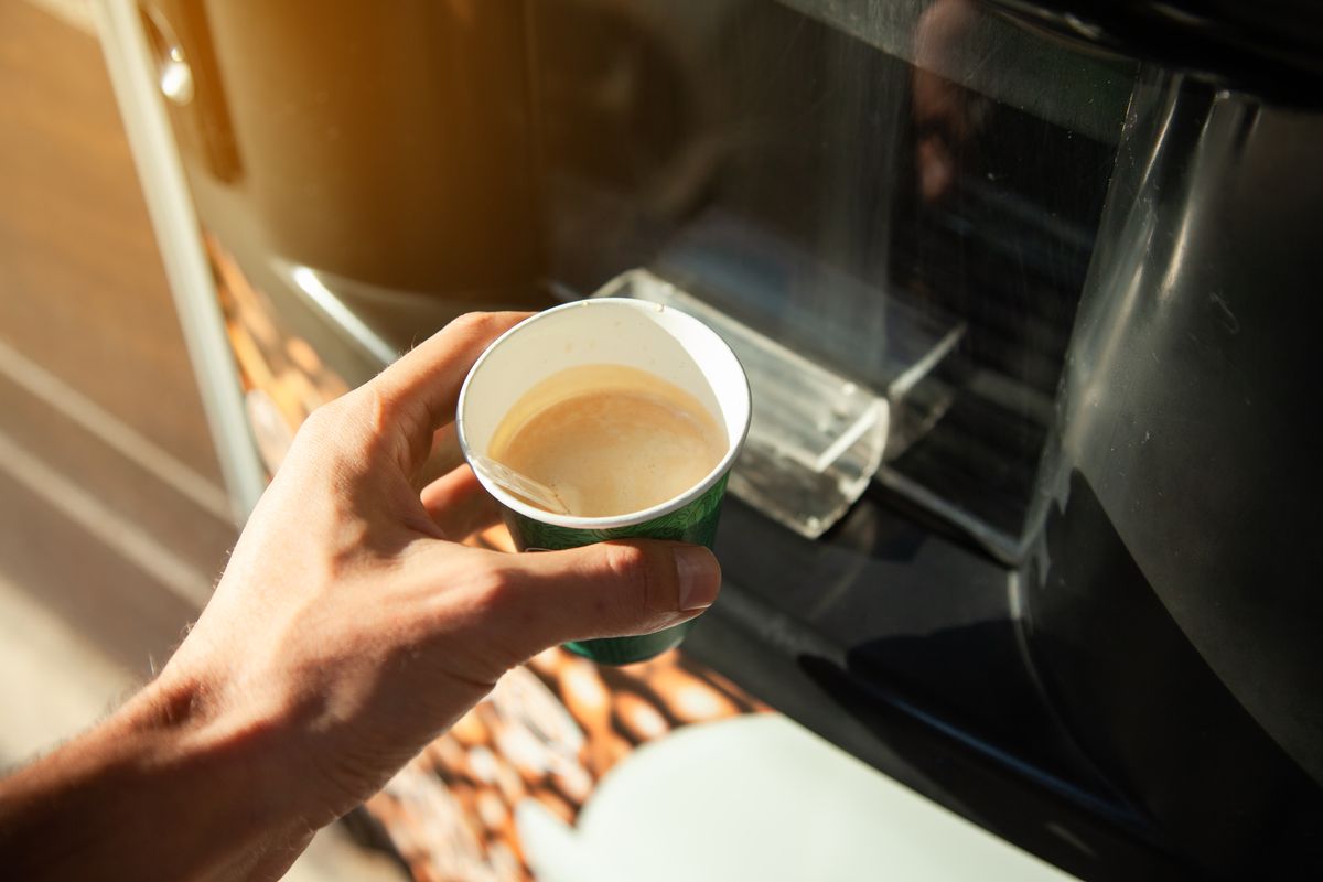 Café recién servido en una máquina de Semagar