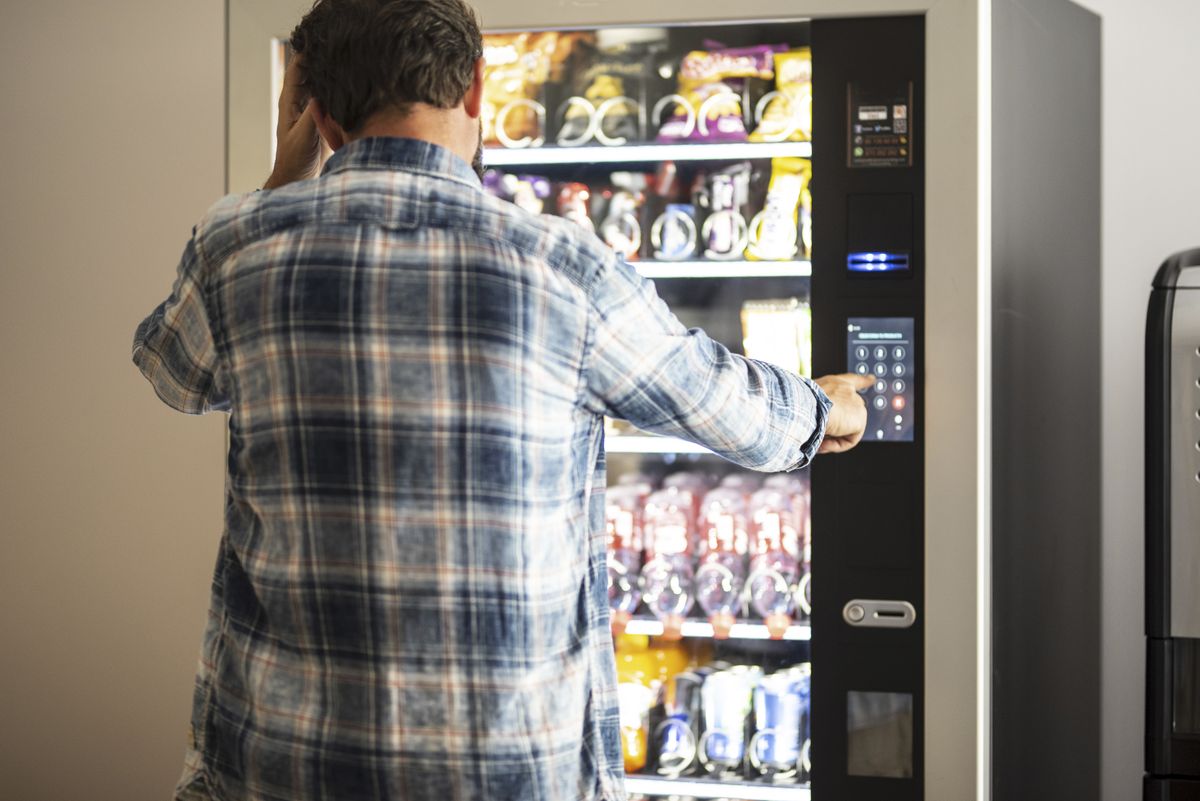 Usuario seleccionando un producto en una máquina de Semagar